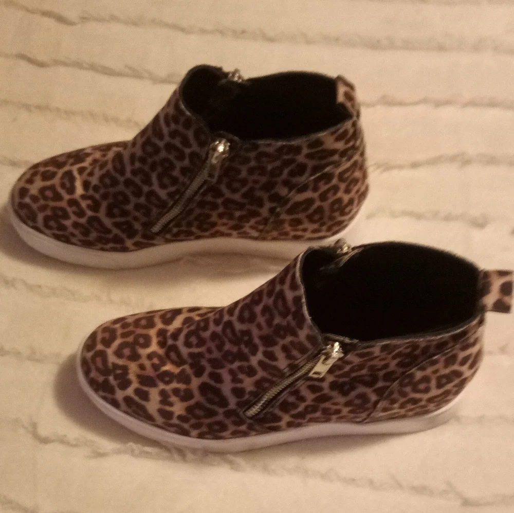 Soda wedgie sneaker size 7.5. (05) - Picture 5 of 11